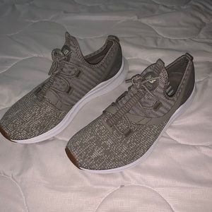 Men’s New Balance tennis shoes Size 9